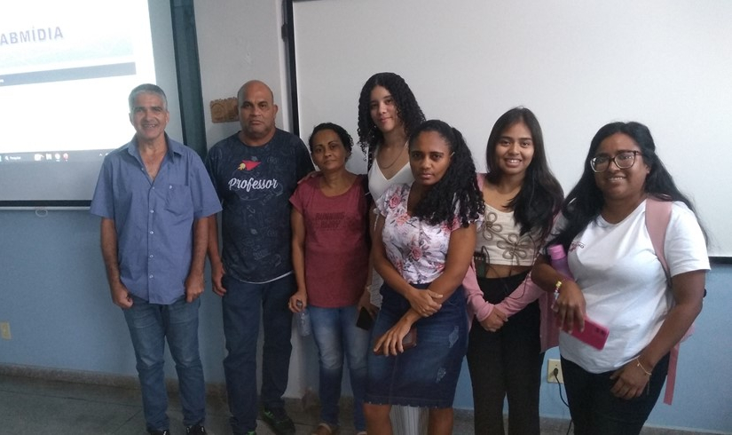 Professor Evaldo Leão e alunos da Pedagogia participantes do mini curso sobre Sistema SIGAA
